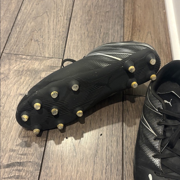 Puma Men's Black and White soccer cleats 6.5 - Picture 4 of 5